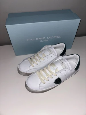 Philippe Model skor - Ett par helt nya Philippe Model Junior. Storlek 35. Helt nya och oanvända - skick 10/10. Hör av er vid frågor eller om ni villiga fler bilder! Skickar snabbt ✅