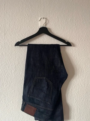 Selvedge Jeans - Styva raw jeans från C.O.F studio i otrolig bra skick, endast använda ett fåtal gånger . Raka i passformen i storlek 34/34 men troligen närmare en 33 eller 32 i midja. Säljes då de är något för styva för min smak. Nypris ligger runt 2499 kr. Skriv om ni vill ha bilder hur de sitter