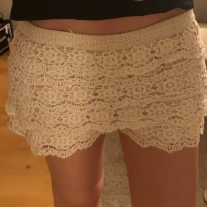 Spets shorts - Säljer dom här super söta spets shortsen! Det står i shortsen att det är storlek L/XL men de är nästan för små för mig som har S/M så skulle säga att de är mer storlek S. Skriv om du har några frågor!!❤️
