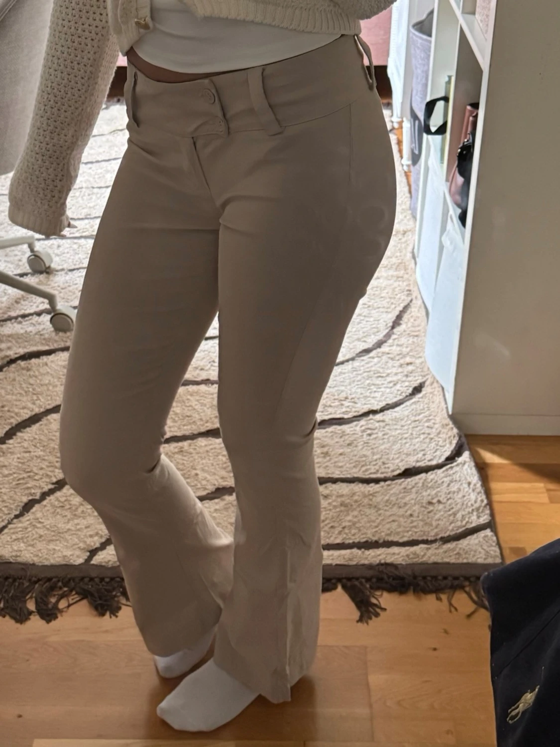 Beige bootcut byxor med dubbelknapp - 2