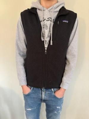 Svart fleeceväst från Patagonia - Säljer min svarta patagonia väst. Den är i bra skick. Modellen är 177 cm 60 kg