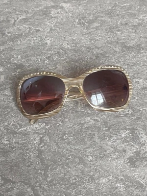 Solglasögon  - Snygga solglasögon som jag knappt har använt. 