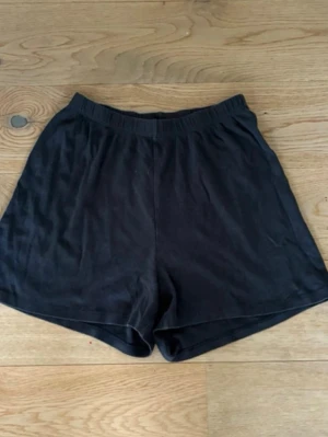 Svarta pyjamasshorts - Svarta pyjamasshorts från H&M med elastisk midja och avslappnad passform. Tillverkade i mjuk bomull. Säljer pga att de inte används och de kan användas för större storlekar än vad det står💓