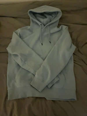 Hoodie Jack&Jones - Hej jag säljer en oanvänd hoodie från Jack Jones som jag fick av morsan men den passade inte mig. Det är en ljusblå och passar storlek M och S. Helt oanvänd och den är köpt för 500kr