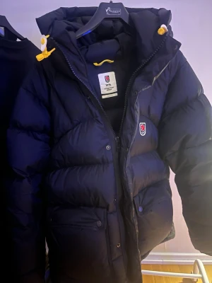  Fjällräven Expedition down lite  - Säljer en svart Fjällräven Expedition down lite jacket, använt fåtal gånger skicket är nästan helt ny. Kvitto och dustbag medföljer.