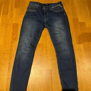 Replay mörkblå jeans straight fit - Snygga mörkblå jeans från Replay med klassisk femficksdesign och raka ben. Jeansen har diskreta slitningar framtill och detaljerade sömmar. Nypris Runt 2000-2500 vårt pris 349kr en super deal!!😮‍💨💯💯 W30 L30