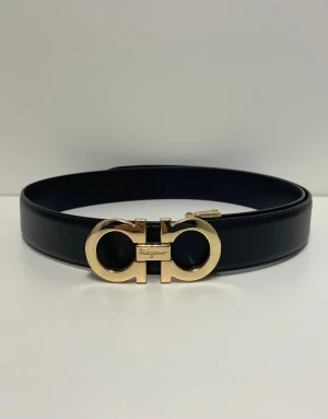 Ferragamo Bälte - Säljer ett Ferragamo bälte, nästan aldrig använd. Storlek 110. Jättebra skick. Skriv gärna vid fler frågor!