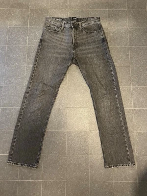 Jack & Jones jeans - Hejsan, säljer ett par jeans från Jack & Jones. Storleken är: L32 W30. Priset går att diskutera, hör av dig vid minsta lilla fundering.
