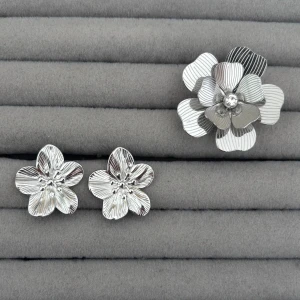 Silvriga blomformade örhängen - Örhängen och ring 