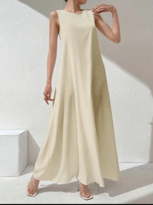 Crémefärgad Shein Underklänning  - Crémefärgad underklänning/slips köpt från Shein.