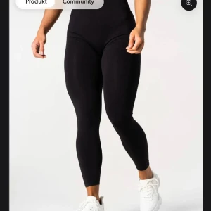 Svarta seamless leggings från Relode - Säljer ett par svarta seamless leggings från Relode med hög midja och tight passform. Tillverkade i stretchigt material som formar sig efter kroppen. Perfekta för träning eller chill dagar💛