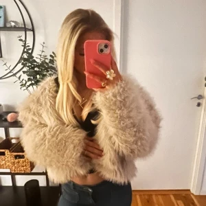 Beige fluffjacka  - Superfin fluffjacka, perfekt till våren!🌸Ett hål i höger arm men ingenting som syns eller påverkar. Stl S men passar både XS och M