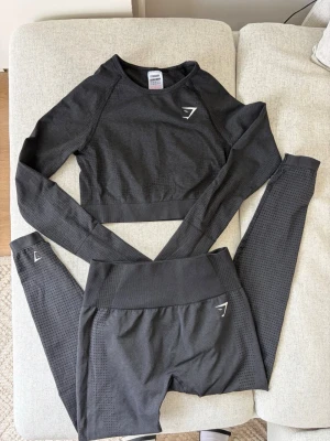 Gymshark set  - Allt i storlek M men tycker de sitter thight och passar mig som vanligtvis bär S i märken som Relode & ICIW.   Finns en liten defekt på ena loggan (se sista bilden). Överlag i bra skick och har mycket kvar att ge!   Kollektion: Vital seamless  Färg: Black marl   Se mina övriga Relode annonser 🤗