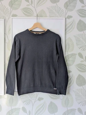 Finstickad Tunn Tröja H&M Storlek 146/152 - - Oanvänd.  - Exakta färgen är svår att få på bild den är mörkblå.  - Tunn tröja så den passar utmärkt till sommarkvällar och den passar både till fest och vardag.  - Inget klimaterial .  - Lite ljusnad kan synas i kanterna då den är struken innan fotning men det försvinner vid tvätt.  - Jag kan ha missat någon miniskavank men jag har försökt att granska plagget så gott det går