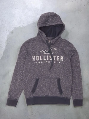 Hollister hoodie S - Säljer en riktigt fet hoodie! Passar till alla outfits, stilren och inga defekter! 🌟  Storlek S  Kom privat via mer bilder, och tivla inte med att ställa frågor👍😊