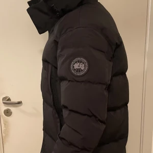Canada goose Wyndham black label (M) - canada goose wyndham Black+black label Helt nya Finns i M Pris 2000 kr äkta päls ingär Kan fraktas via plick för säker leverans/ kan träffas i Stockholm