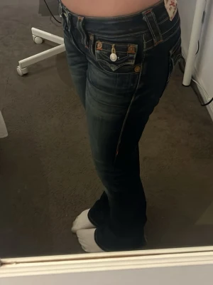 True religion jeans - Säljer dessa as snygga lågmidjade bootcut jeans från True Religion. Använda men fortfarande i bra skick. Lite urtvättade vid låren men inget som man direkt tänker på! 