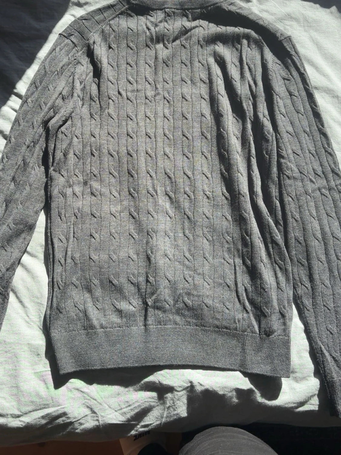 En mörkgrå kabelstickad tröja från Morris gjord av merino ull! - 1