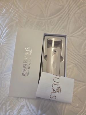 Nano Spray Water - Nano Spray Water Meter i elegant silverfärg, perfekt för att återfukta huden med finfördelad mist. Kommer i originalförpackning med instruktioner. Smidig och kompakt design, enkel att ta med i väskan. Tillverkad i plast och metall för en modern känsla.