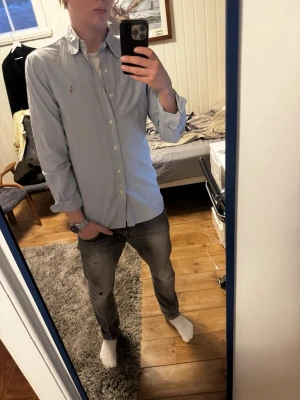 Ralph Lauren Skjorta - Snygg ljusblå Ralph lauren skjorta  | Kanon skick | Modellen på bilden är 182 och väger 70 kg | P112