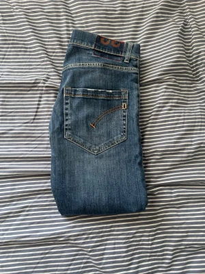 Blå jeans från dondup - Säljer ett par klassiska blå jeans från dondup. Skicket är väldigt bra, dom är ganska korta i benen men annars inget att klaga på, skriv gärna om du har mer frågor, som alltid så går priset att diskuteras😊
