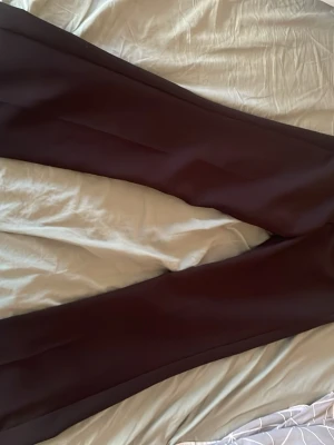 Svarta kostymbyxor bik bok - Säljer ett par lånmidjade svarta kostymbyxor från bik bok. Använt fåtal gånger och säljer dom för att de har blivit för små, de är som nya och inga fel på dom.