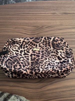 Leopardmönstrad necessär - Stor necessär perfekt för smink och hudvård