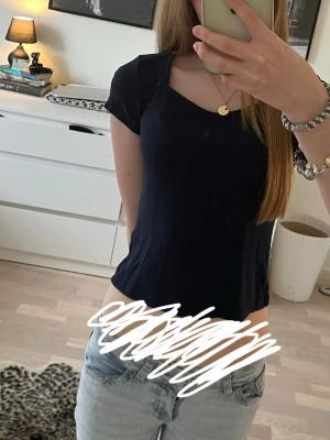 Gina tröja - En marinblå tröja från Gina tricot, använd men i bra skick!💕