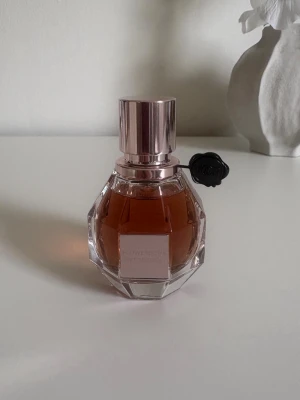 Flowerbomb parfym Viktor & Rolf - Flowerbomb parfym från Viktor & Rolf EDP 30ml. Inte använd så mycket💓 