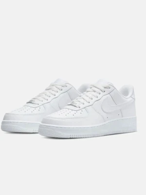 Nike Air Force 1 vita sneakers - Klassiska Nike Air Force 1 sneakers i helvitt läder med perforerad tåbox, vit sula och ikoniska swoosh-loggan på sidan. Skorna har lågt skaft och vita skosnören. Perfekta för dig som gillar en clean och tidlös look. Storleken är mellan 37-39 och man får ett par existera snören. Helt oandvändna❤️priset kan diskuteras vid snabb afär❤️