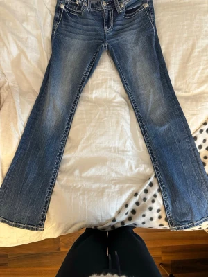 Miss me jeans - Säljer ett par blå bootcut jeans från Miss me. Det är ett par lågmidjade bootcut jeans i storlek 24 och 30. Är köpta i usa och har använt väll. Den är i ett väldigt bra skick.
