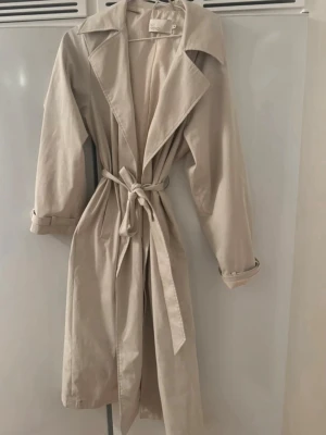 Nelly trenchcoat  - Trenchcoat från nelly fint skick, storlek 34 passar även s-m 