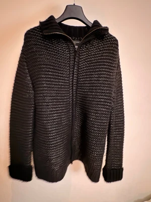 Zadig- stickad tröja  - Snygg svart stickad tröja med dragkedja framtill och hög krage. Tröjan har grovstickad struktur, långa ärmar, riktigt skön. Riktigt snygg ute till våren eller vid utgång😉 och den är från Zadig Voltaire. 