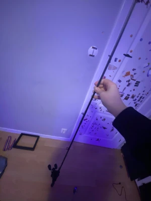 Svart fiskespö med rulle - Säljer ett svart fiskespö med tillhörande rulle. Spöet har flera öglor längs hela längden och ett greppvänligt handtag. Perfekt för dig som gillar fiske och vill ha ett smidigt spö att ta med ut på äventy 198cm långt.