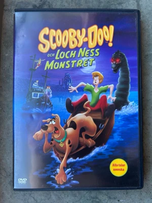 Scooby doo & loch ness monstret dvd - DVD-film med Scooby-Doo! och Loch Ness-monstret. Filmen har svenskt tal och text. Speltid 72 minuter.  Finns på språk: Svenska, Engelska, Tyska, Danska   OBS!! skivorna är begagnade så det kan förekomma repor/hairlines på skivorna, men då jag kollar igenom alla filmer jag säljer garanterar jag att alla funkar felfritt om inget annat står! :)