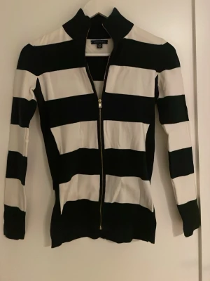 Tommy hilfiger ziptröja  - Snygg svartvit Tommy hilfiger ziptröja! Storlek xxs 