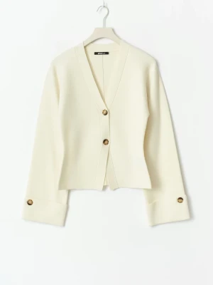 Krämvit kofta från Gina Tricot - Säljer denna cardigan från Gina Tricot då den inte kommer till användning. Det finns inga fel på den.