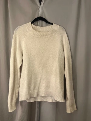 Beige stickad tröja - Säljer jätte fin stickad tröja, säljer då den inte komemr till användning🤍 hör av er vid frågor eller funderingar 