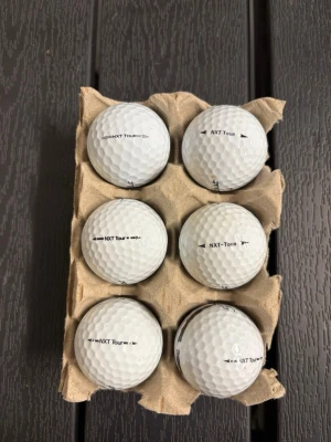 Titleist NXT Tour - Titleist NXT Tour – 6-pack A/B-klass, mycket fint skick Någon boll har mindre märkning/ tusch streck, påverkar ej spelet. Vid ev fråga hör av dig👊