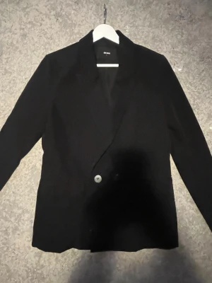 Svart kavaj från Bik Bok - Säljer denna jättefina kavaj då den inte kommer till användning