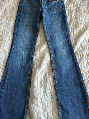 Blå bootcut jeans  - Säljer ett par klassiska blå bootcut jeans som ej kommit till andvänding helt nya 