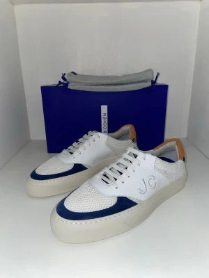 Jacob Cohen Skor  - Hej! Säljer nu dessa väldigt snygga och eftertraktade Jacob Cohen skor! Skorna är slutsålda överallt och går inte att få tag på… Skorna är perfekt nu till våren. Storlek 44 Skick: 10/10 helt nya med OG Nypris: 6000 kr Säljs för: 1999 kr