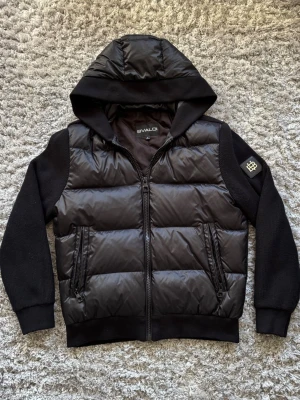 Bvaldi cardigan jacka - Bvaldi cardigan jacka herr| Storlek S| Skick: 8/10| Vid någon fundering är det bara att höra av sig. 