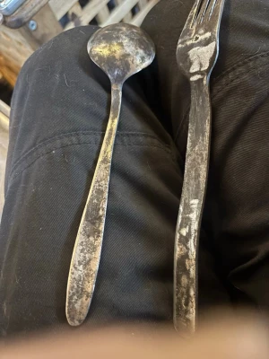 Handsmidd sked och gaffel i silver 142g - Unika handsmidda bestick, en sked och en gaffel, tillverkade i metall med rå och rustik finish. Perfekt för dig som gillar hantverk och vill ha något annorlunda till köket eller som dekoration.