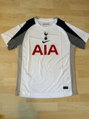 Tottenham Hotspur Hemma Kit 2025/26 - Stilren fotbollströja i helt nytt skick. Tröjan är inte använd en endaste sekund.