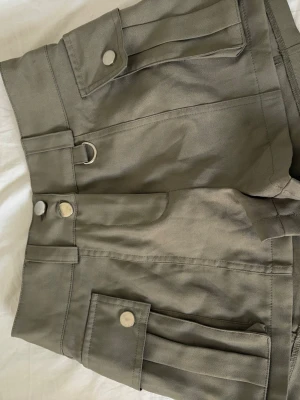 Shorts  - Snygga shorts i grön med stora fickor och knappdetaljer. Shortsen är nya och i storlek XS men passar även S. Pris går att diskutera och jag kan skicka de snabbt! 💕
