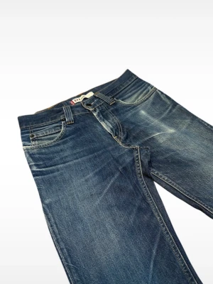 Levis Jeans 511 archive - Levis jeans med en riktigt fet tvätt! Fint skick, inga defekter. Modellen är 511, och modellen på bilden ca 180, ca 70kg. 30/34, midja 40, längd 107. Kontakta mig för fler frågor och funderingar!