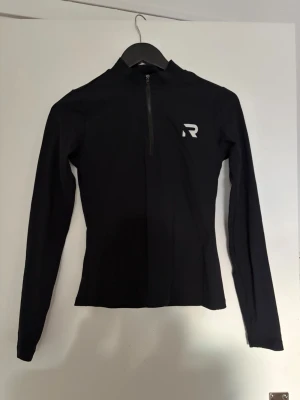 Relode zip tröja  - Zip tröja från Relode  Storlek S  Sparsamt använd och i mycket fint skick!   Se mina övriga Relode annonser 🌸