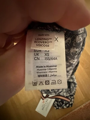 Blommiga shorts Holly & Whyte XS - Supersöta shorts från Holly & Whyte by Lindex i storlek XS. tillverkad i mjuk LENZING™ ECOVERO™ viskos. Perfekt för dig som gillar en feminin och trendig stil.