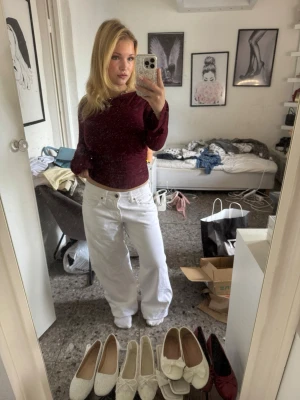 Vita low rise baggy jeans  - Säljer ett par vita low rise jeans med lös och rymlig passform. Jeansen har klassisk femficksdesign, raka ben och är tillverkade i ett kraftigt bomullstyg. Perfekta för en avslappnad och trendig look. Aldrig använda!